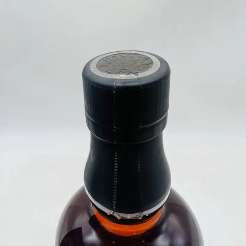 KIRIN 富士御殿場蒸溜所ウイスキーのボトルネックと黒いキャップの画像