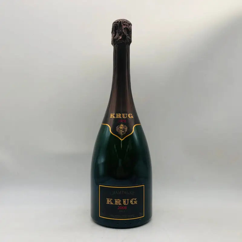 クリュッグ ヴィンテージ 2008 750mlのダークグリーンラベルと金色の文字のシャンパンボトル