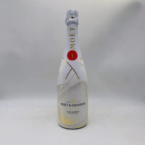 モエ エ シャンドンの白い750mlボトルと金色文字、赤いシールを展示