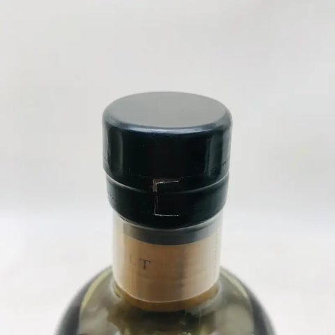 ニッカ 余市蒸溜所 1990 20年貯蔵のシングルモルトウイスキー。700ml。重厚なスモーキーさと熟成由来の深いコクが特徴。