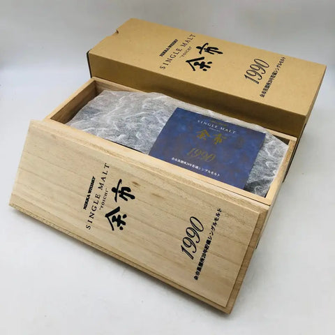 ニッカ 余市蒸溜所 1990 20年貯蔵のシングルモルトウイスキー。700ml。重厚なスモーキーさと熟成由来の深いコクが特徴。