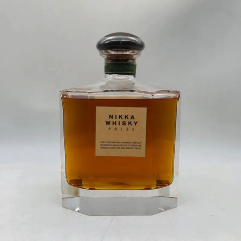 NIKKA WHISKY PRIZEの750ml四角いガラス瓶と琥珀色のウイスキー
