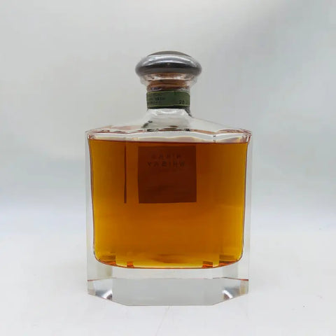 NIKKA WHISKY PRIZE 750mlの琥珀色の液体を含むガラス瓶の画像