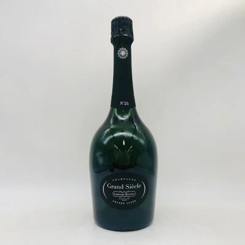 ローラン・ペリエ グラン・シエクル No.25 シャンパーニュ 750ml 12%、黒を基調とした高級感あるボトルと箱付き、繊細な泡と熟成した香りが特徴の逸品。