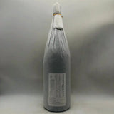 森伊蔵本格芋焼酎の白ラベル付きガラスボトルと淡い液体が見える画像