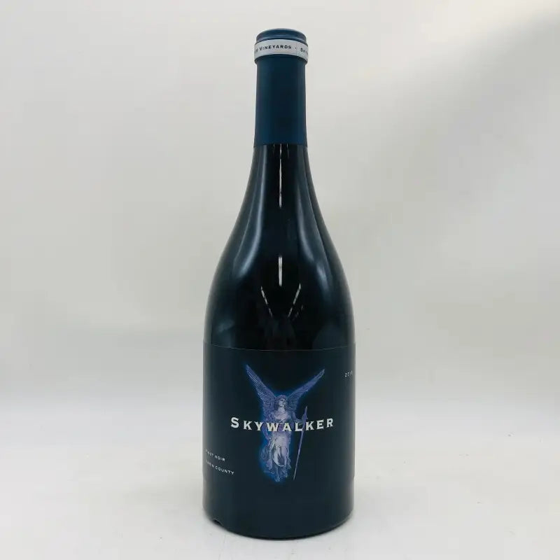 スカイウォーカー ピノ・ノワール 2016の暗い青いワインボトルとラベルデザイン