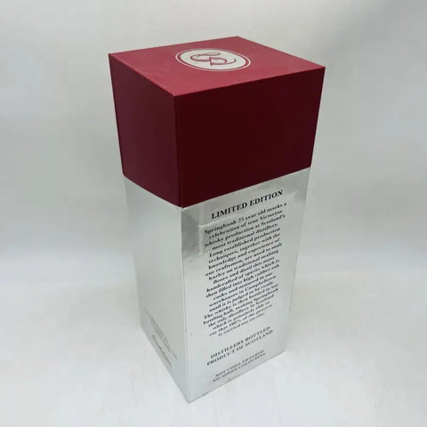 バーガンディとシルバーのボックス、スプリングバンク 25年 限定版表示。