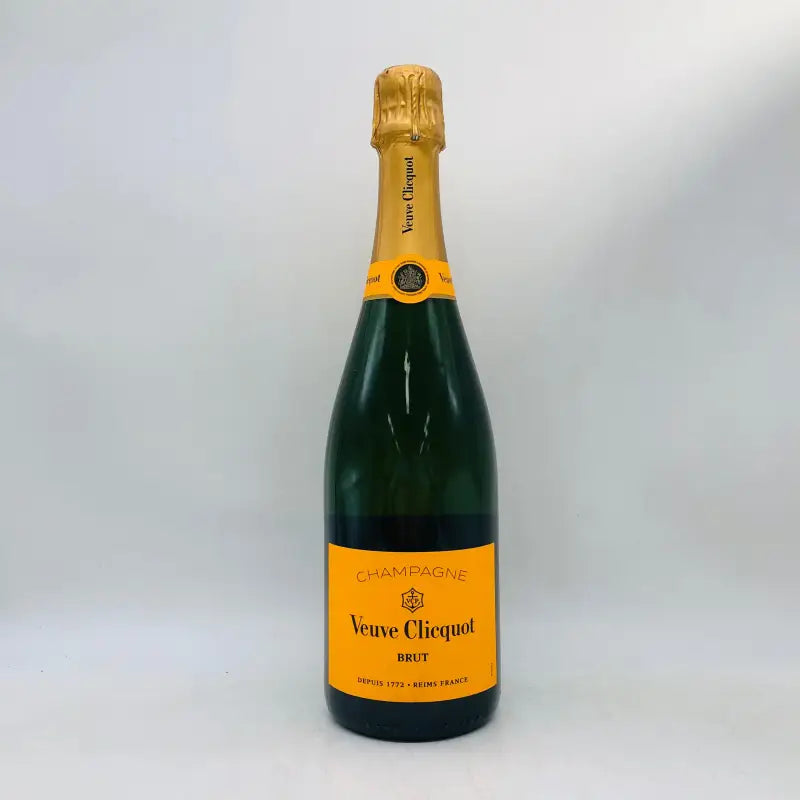 ヴーヴクリコ イエローラベル ブリュット 750mlの黄色いラベル付きシャンパンボトル