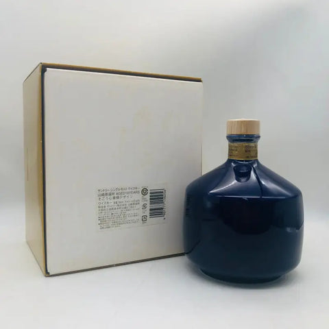 ダークブルーの陶器ボトルと木製キャップのYAMAZAKI 山崎18年 700ml